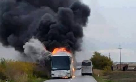 Kigyulladt egy busz Tavankút közelében