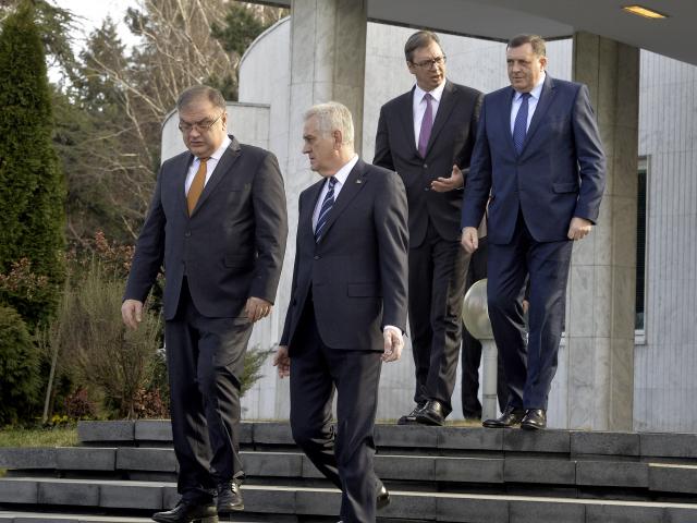 Vučić: Visszatértünk a kilencvenes évekbe