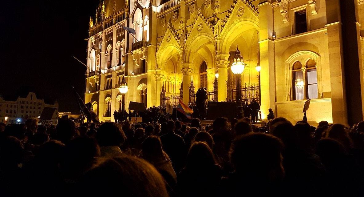 <span class="entry-title-primary">Budapest ma éjszaka nem alszik (HELYSZÍNI VIDEÓKKAL és KÉPGALÉRIÁVAL)</span> <span class="entry-subtitle">„Menjünk be!” – skandálták a demonstrálók a Parlamentnél, Budapesten, a Kossuth téren (Szerkesztőségi hírösszefoglaló)</span>