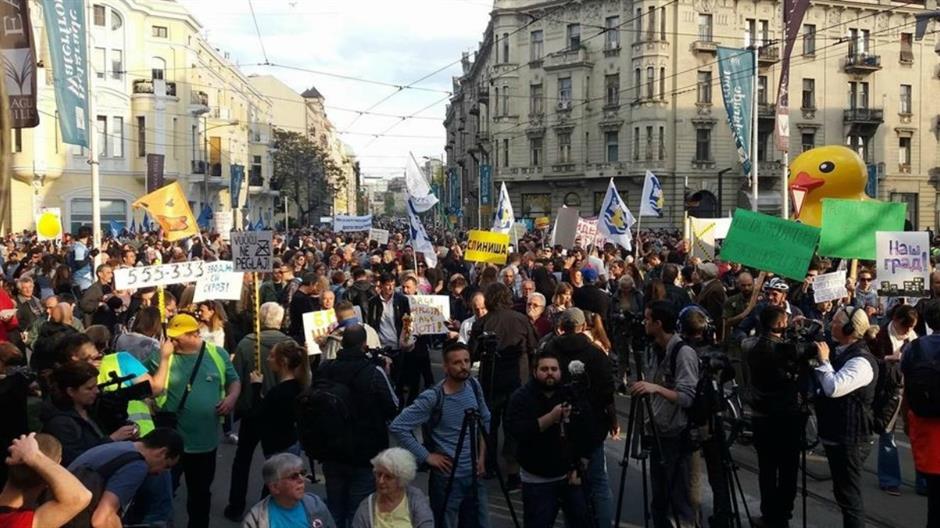 Fantomok nyomában a tüntetők Belgrádban