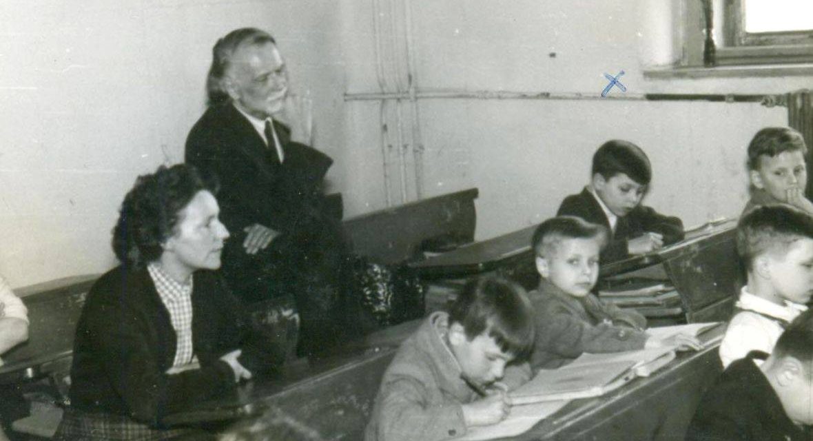 Kodály Zoltán iskolalátogatáson a múlt század hatvanas éveiben