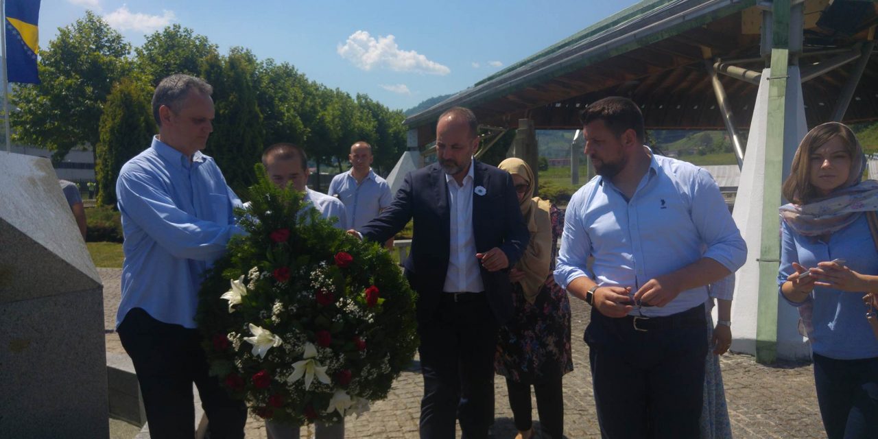 Saša Janković lerótta kegyeletét a srebrenicai áldozatok előtt