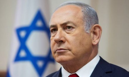 Rakétatámadás szakította félbe Netanjahu kampánybeszédét
