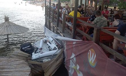 Újvidék: Gazdátlan motorcsónak csapódott be egy Duna-parti kávézóba (Fotó)