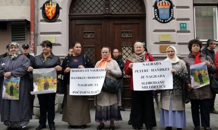 Handke Nobel-díja ellen tüntettek a háborús veteránok és a túlélők