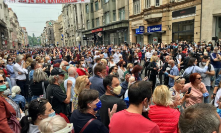Ezrek tüntettek Szarajevóban