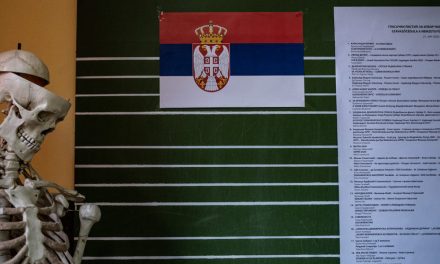 A szerbiai demokrácia meggyalázása