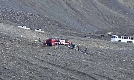 Hárman meghaltak egy kanadai gleccserjáró busz balesetében
