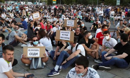 Szerbia-szerte békésen tüntetnek a polgárok, elhatárolódtak a provokátoroktól