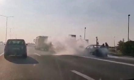 Teljesen kiégett egy autó a Belgrád–Újvidék autópályán