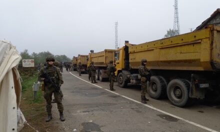A KFOR megérkezett a koszovói határra, a szerbek elkezdték a barikádok elbontását
