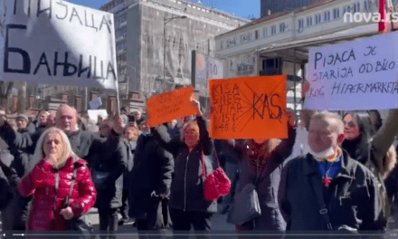 Piaci árusok tüntetnek Belgrádban az adómemóriás pénztárgép bevezetése ellen