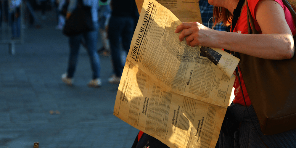 A Forradalmi Sajtó kiadványát pillanatok alatt elkapkodták a főbb rendezvények helyszínén (Fotó: Szappanos Veronika/SZMSZ)