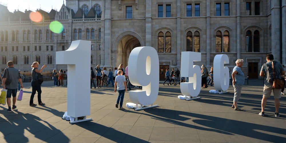 A Parlament előtt az 1956 installációnak van a legnagyobb sikere, mindenki itt fotózkodik (Fotó: Szappanos Veronika/SZMSZ)