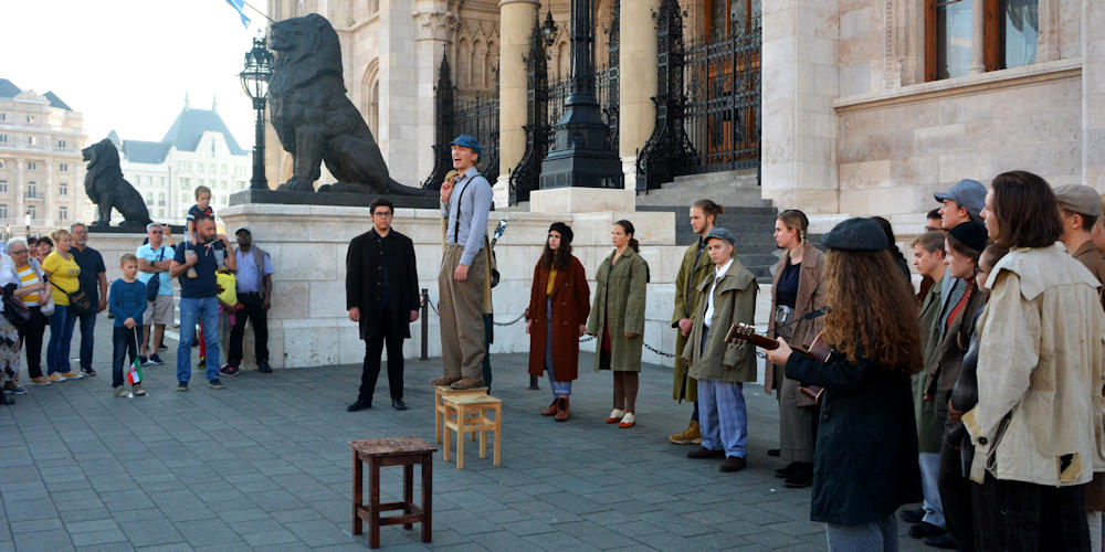A Parlament főbejáratánál korhű ruhába öltözött fiatal forradalmárok szavaltak és zenéltek egész nap (Fotó: Szappanos Veronika/SZMSZ)