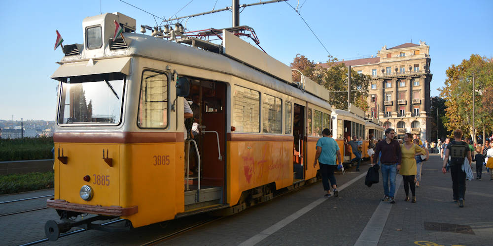 Nosztalgiavillamosok a belvárosban, belül korabeli fotók, dokumentumok, rögtönzött kiállítás (Fotó: Szappanos Veronika/SZMSZ)