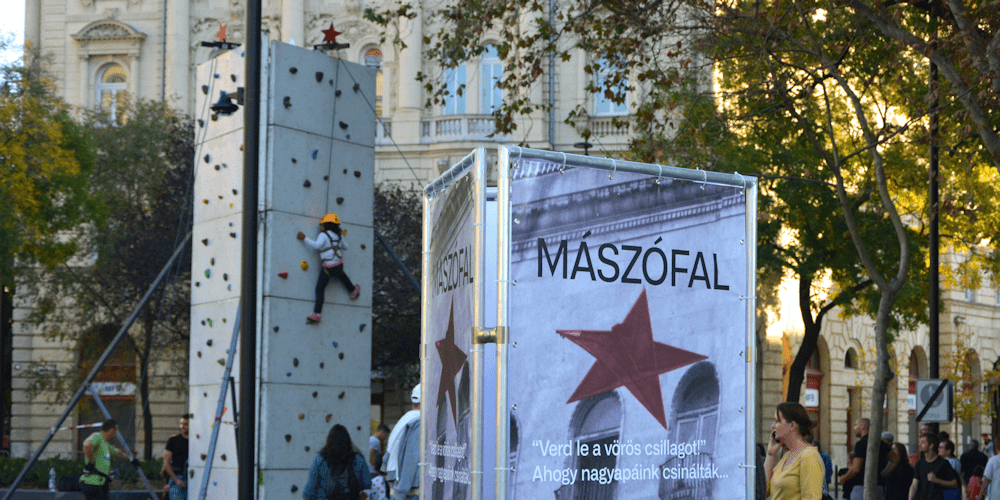 Verd le a vörös csillagot – mászófal leendő forradalmároknak (Fotó: Szappanos Veronika/SZMSZ)