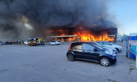 Ukrán bevásárlóközpontot bombáztak az oroszok, 10 ember meghalt, több mint 40 megsérült