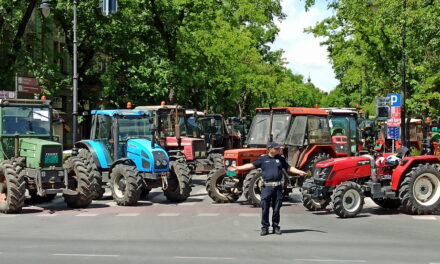 Egész napra lezárták a traktorosok az útkereszteződést a szabadkai Patria szállónál