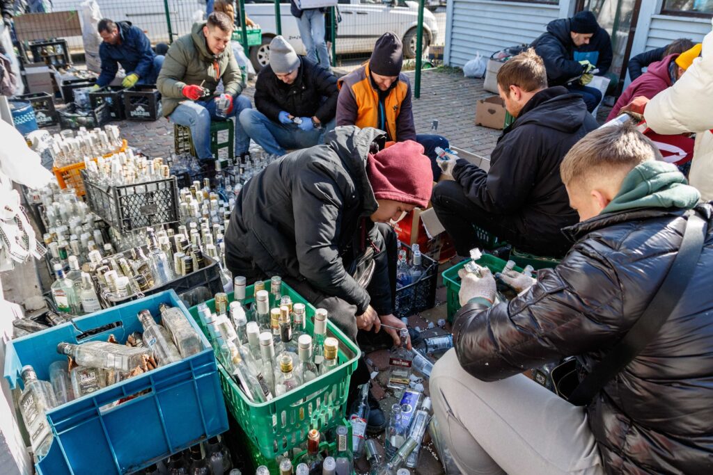 Helyi lakosok molotovkoktélokat készítenek egy ungvári parkban. 2022. február 28. (Fotó: Yanosh Nemesh/Shutterstock)