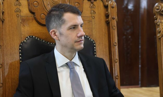 Ideiglenesen dr. Pásztor Bálint vezeti a Vajdasági Magyar Szövetséget