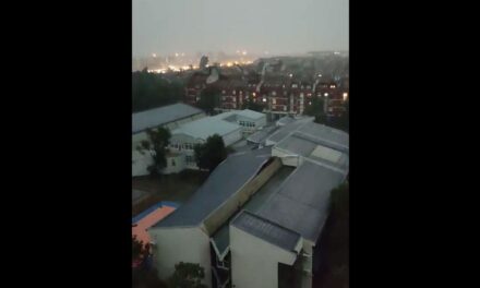 Videón, ahogy a viharos szél az Első Vajdasági Brigád iskola tetőjét tépi