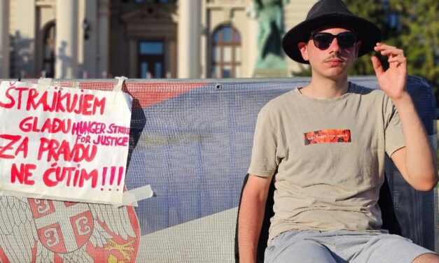 Péntek óta éhségsztrájkol egy szerb fiatal