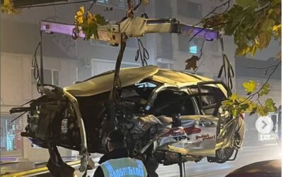 Totálkárosra tört mindkét autó az ütközésben, a taxi sofőrje nem élte túl a balesetet