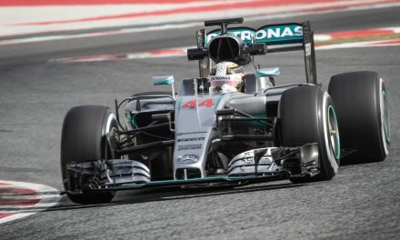 Kettős Mercedes-siker, Hamilton hét pontot faragott