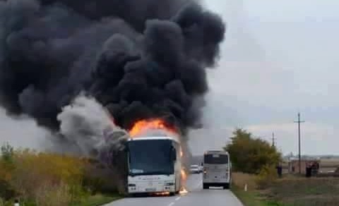 Kigyulladt egy busz Tavankút közelében