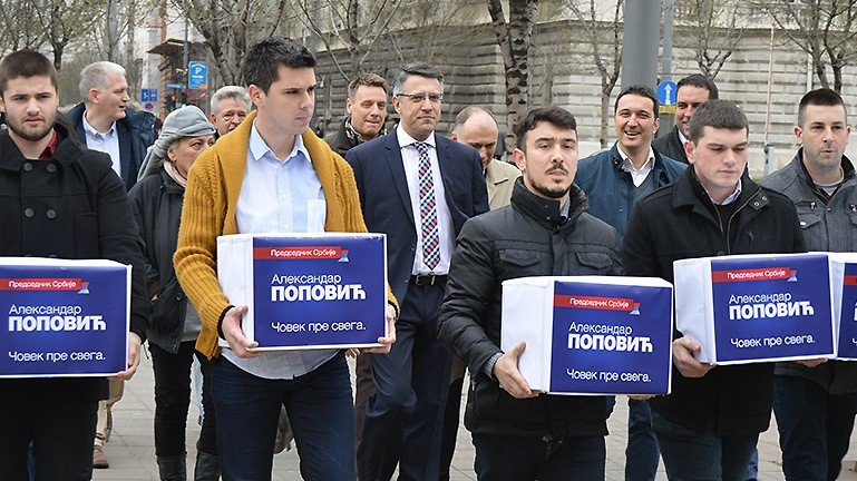 Aleksandar Popović átadta a jelöltetéshez szükséges aláírásokat