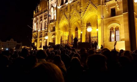 <span class="entry-title-primary">Budapest ma éjszaka nem alszik (HELYSZÍNI VIDEÓKKAL és KÉPGALÉRIÁVAL)</span> <span class="entry-subtitle">„Menjünk be!” – skandálták a demonstrálók a Parlamentnél, Budapesten, a Kossuth téren (Szerkesztőségi hírösszefoglaló)</span>