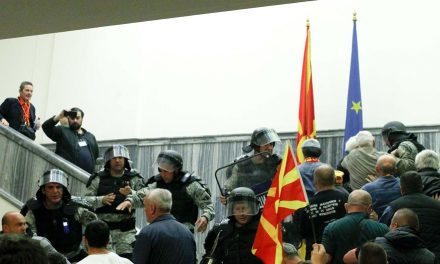 Tüntetők a macedón parlamentben, Zaev megsérült