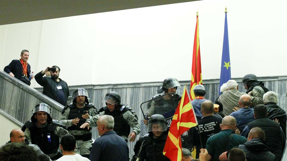 Tüntetők a macedón parlamentben, Zaev megsérült