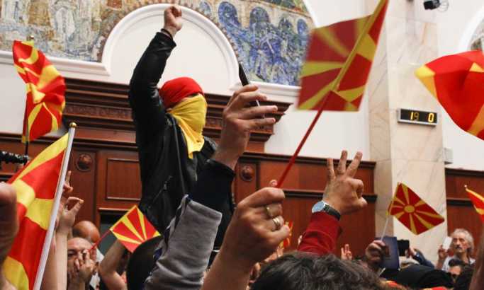 Tizenöt ember ellen adtak ki elfogatóparancsot a macedón parlament elfoglalása miatt