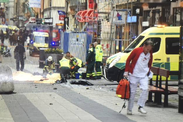 <span class="entry-title-primary">Gázolásos terrortámadás Stockholmban</span> <span class="entry-subtitle">Többen megsérültek, a jelentések egyelőre három halálos áldozatot említenek</span>