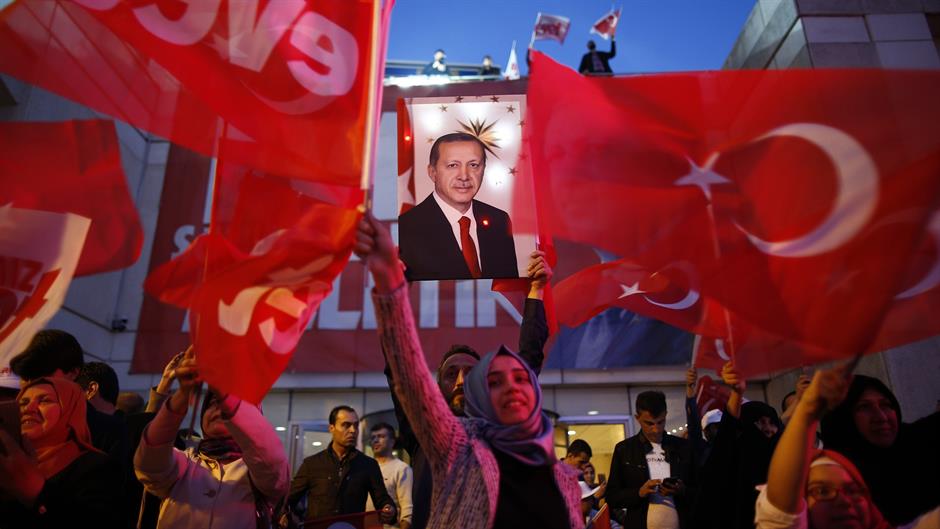 <span class="entry-title-primary">Török népszavazás: az Erdoğan-pártiak nyertek</span> <span class="entry-subtitle">Az ellenzéki pártok csalásról beszélnek</span>