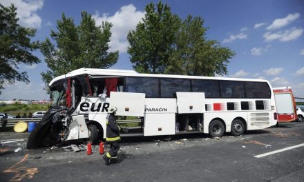 Szerb turistabusz balesete – egy halott, tizenkilencen kórházban