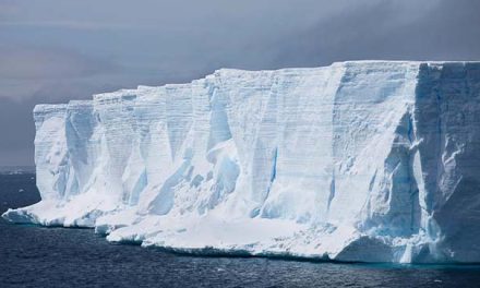 Elsodródott az Antarktisztól a világ legnagyobb jéghegye