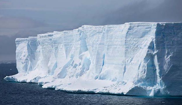 Elsodródott az Antarktisztól a világ legnagyobb jéghegye