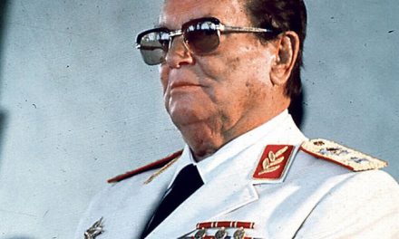 Lecsúszott a horvát címer, Tito kandikált ki alóla – Fotóval