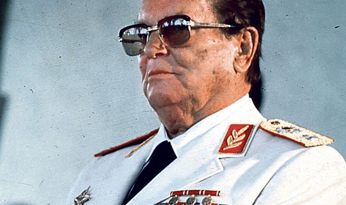 Lecsúszott a horvát címer, Tito kandikált ki alóla – Fotóval