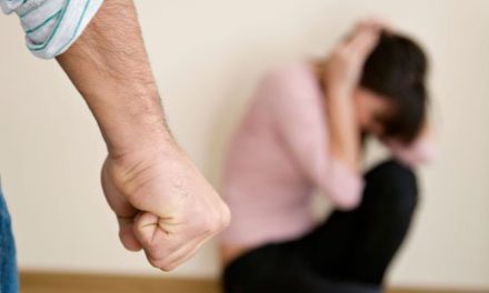 A nők harmada szerint a családon belüli erőszak magánügy