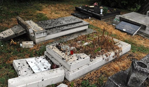 Orbán elítélte a budakalászi szerb temető meggyalázását