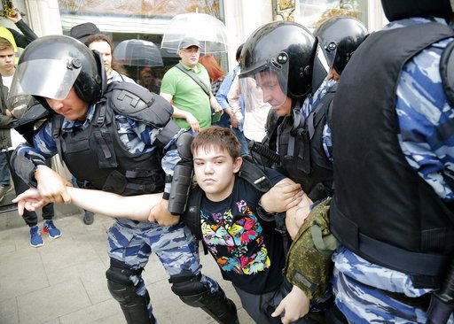 Több száz korrupcióellenes tüntetőt tartóztattak le Oroszországban