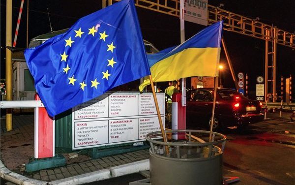 Vízum nélkül utazhatnak az ukrajnaiak az EU-ba
