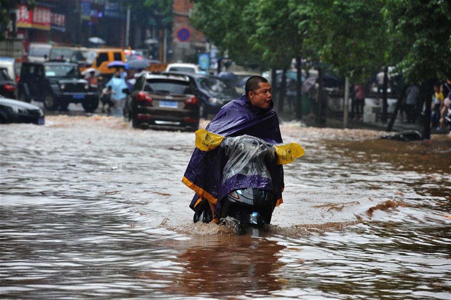 Negyedmillió ember vált otthontalanná Kínában a heves esőzések miatt