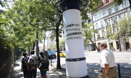 A nép nem betiltható, de a kormány leváltható – új plakátok Magyarország utcáin