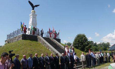 Megemlékezés a Rákóczi-szabadságharc első győztes csatájáról a tiszabökényi Turul-emlékműnél