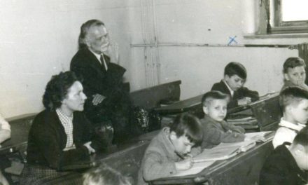 Kodály Zoltán iskolalátogatáson a múlt század hatvanas éveiben